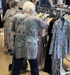 洋服の移動販売を実施しました