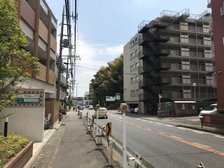 施設前のプラザ通りです。