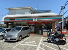 徒歩3分ほどにあるセブンイレブンです。
