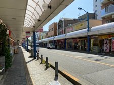 淵野辺駅前は商店街です。