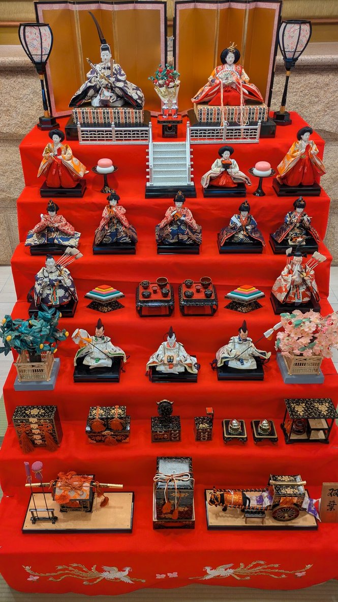 ひな祭りの七段飾りを展示しました|季節を感じる館内行事｜エレガリオ