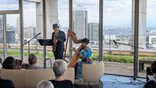 神戸港を望む25階スカイラウンジで「アマポーラ音楽会」を開催