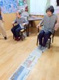 「新聞紙引き寄せゲーム」