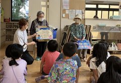 【地域交流】特別な七夕!入居者様が児童館へお菓子を届けに行きました☆