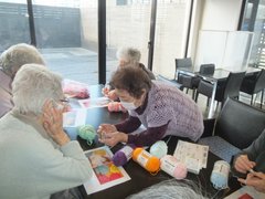 R4.12月 手芸サークルで編み物に挑戦