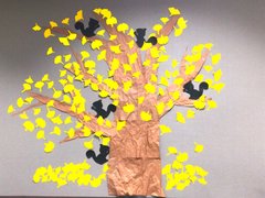 イチョウの木でかくれんぼ