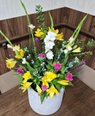 【今週の装花】明るい黄色と立体感が目を引く、華やかな生け花をご紹介
