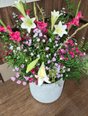 【今週の装花】白とピンクの花々が織りなす、華やかで優しい生け花をご紹介