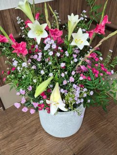 【今週の装花】白とピンクの花々が織りなす、華やかで優しい生け花をご紹介