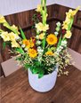 黄色のグラデーションが眩しい、元気と爽やかさを届ける生け花