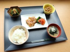 季節ごとに旬の食材を活かし色彩豊かで美味しいお食事をご提供