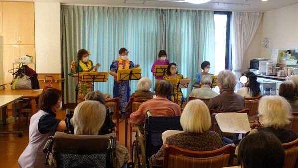 白山ウクレレクラブのボランティア 歌に踊りに 和楽久シニアレジデンス長津田 横浜市緑区 Lifull 介護 白山ウクレレクラブのボランティア 歌に踊りに 和楽久シニアレジデンス長津田 横浜市緑区 Lifull 介護