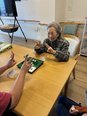 職員とオセロで楽しまれている様子です(^^♪