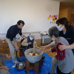 お餅つきを行いました