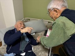 実は昔からのご友人らしく、久しぶりの再会