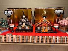 エレベーター横に お内裏様を飾りました