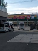 建物の向かい側にはジャパン、50mほどでローソンがあります。