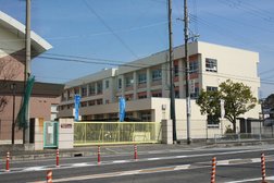 日新小学校