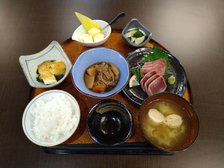 地元の海の幸を生かしたお刺身も提供します