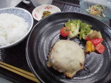 お昼の日替わりメニューです(一例:ハンバーグ)