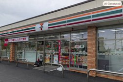 道路を挟んだ向かい側にコンビニエンスストアがあります。