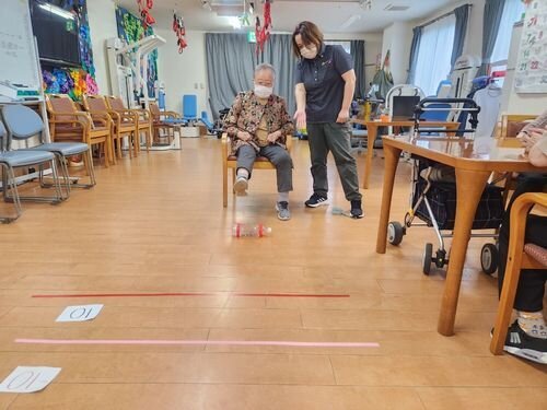 足でコロコロペットボトル転がしゲーム｜ふれあいレジデンス大岡