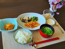 チキンソテー(オニオンソース)です。お野菜たくさん🎵