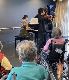 ヴァイオリンコンサートを開催しました。