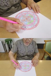 想像力と脳内活性のための『ぬりえ』をしました。