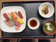 皆様大好きなお寿司も握ります。