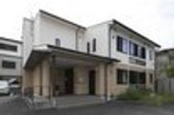 町中で駅も近くて便利が良いです!