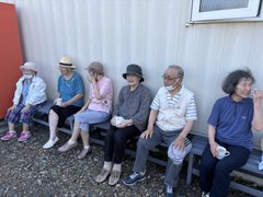 初夏の風を感じながら、なごやかなお茶の時間
