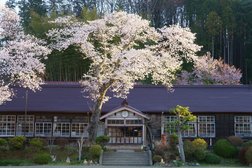 現地保存されている県内最古小学校