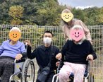 【日常の一コマ】自然に囲まれ、笑顔の輪が広がっています。