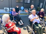 青空の下で笑顔が弾む!お散歩とバルーンレクリエーション🎈