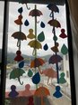 窓辺がパッと華やかに!手作りの「梅雨の壁面飾り」が完成しました☔