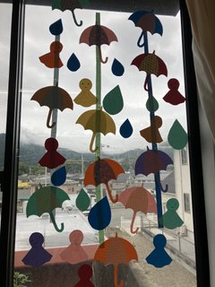 窓辺がパッと華やかに!手作りの「梅雨の壁面飾り」が完成しました☔