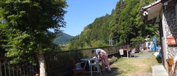 施設の庭で外気浴