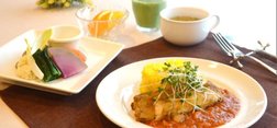 ホーム内キッチンから 毎食「できたてのお食事」