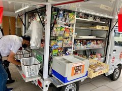 移動するスーパーマーケット!