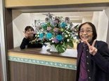 受付のお花の前で