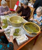 野菜の下ごしらえなど、料理づくりに参加していただけます。