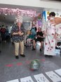 夏祭りでスイカ割りを楽しみました。