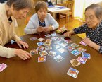 夕食前、顔なじみの皆様がカルタを囲む。何気ない日常のひとこま