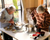 ご利用者様と一緒に食事づくり