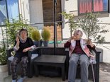 天気の良い日は、お外のソファーで仲良くくつろぎます。