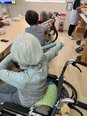 棒を使って元気に体操♪