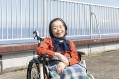 仲間と笑い合い、スタッフに見守られながら自分のペースで楽しむ暮らし