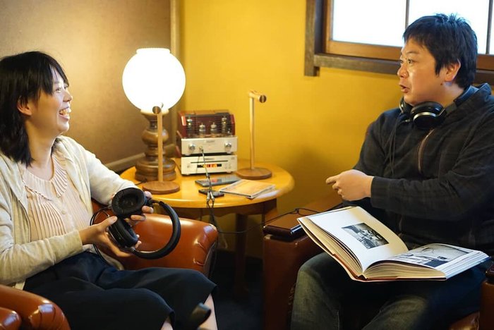 向かい合って話し合う大塚さんと妹さん