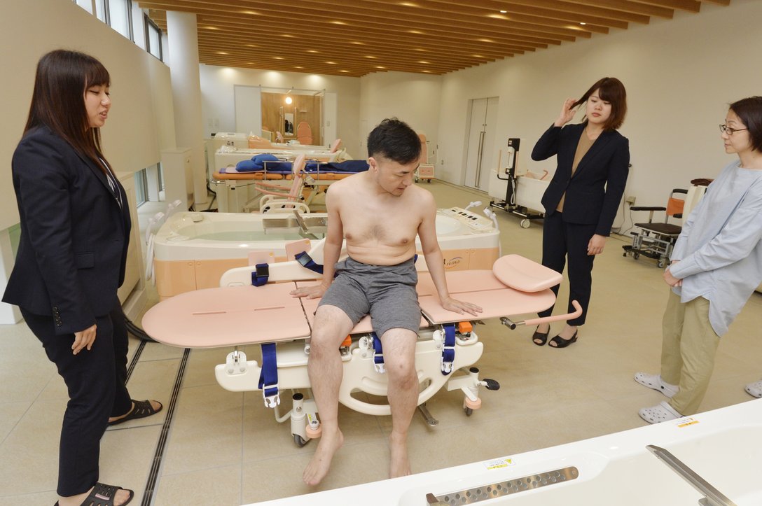 寝たきりでもお風呂を楽しみたい！最新の介護用特殊浴槽にライターが